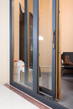 Trokrilna metalna balkonska vrata 260 cm x 210 cm