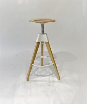 Barska stolica od drveta