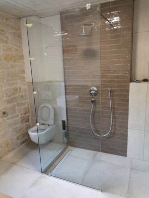 Staklene pregrade za tuš kabine