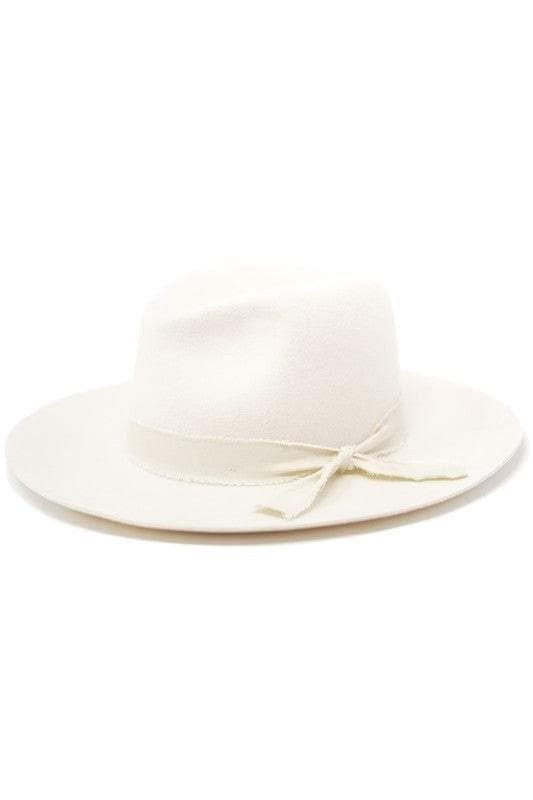 Beli šešir sa mašnom