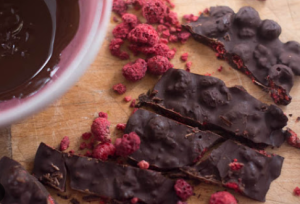 Crna čokolada sa dehidriranim malinama